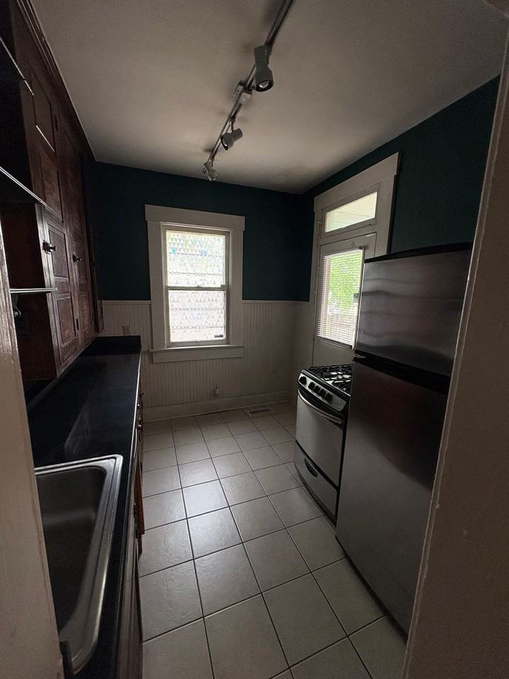 528 E Sycamore St - Photo 7 of 14