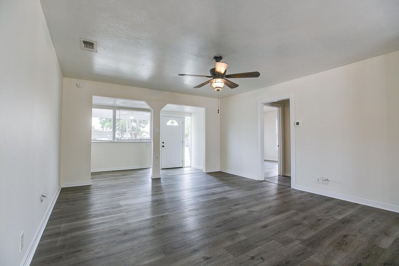 1921 W Avenue J - Photo 6 of 19