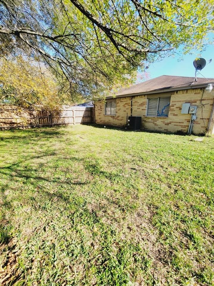 8607 Crystal Cove Cir - Photo 2 of 21