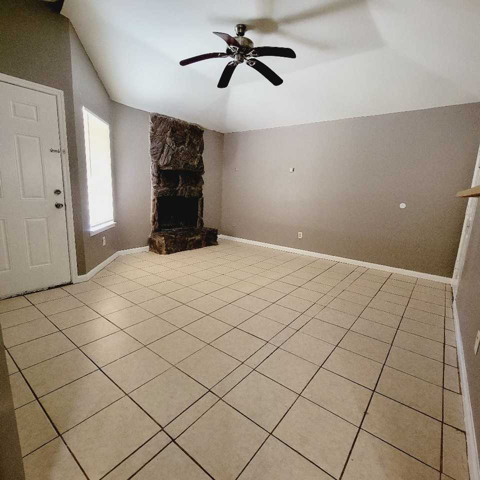 8607 Crystal Cove Cir - Photo 4 of 21