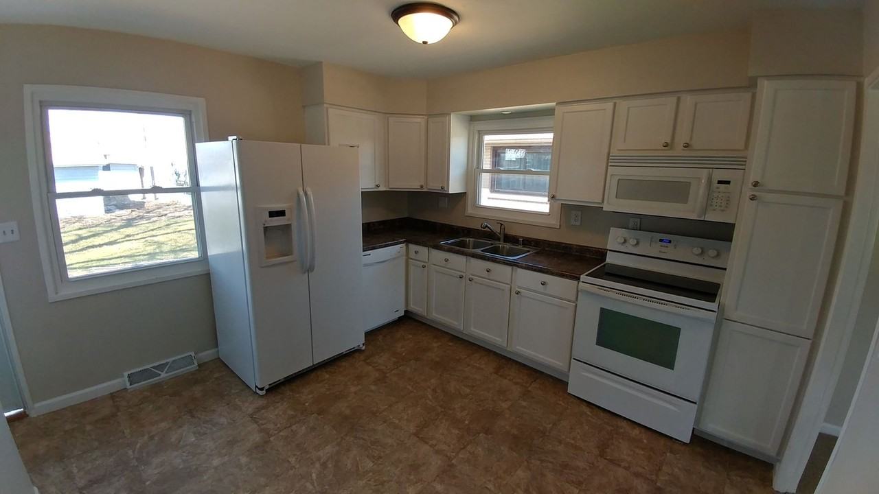 1728 25th St - Photo 4 of 27