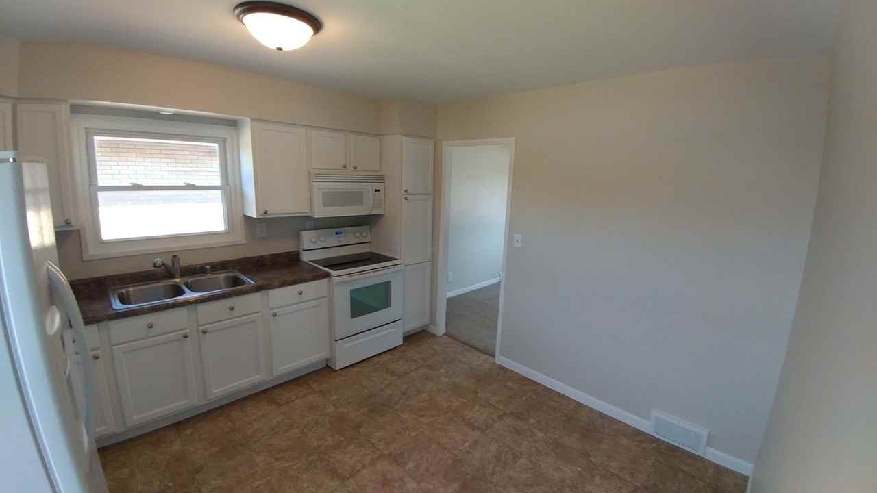 1728 25th St - Photo 5 of 27