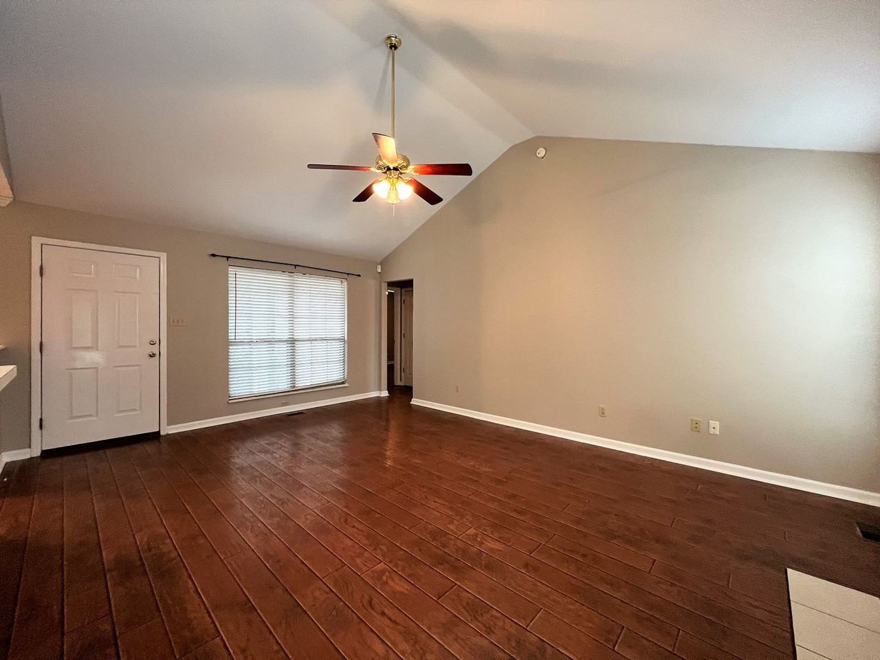 10025 Highgate Cir - Photo 3 of 21