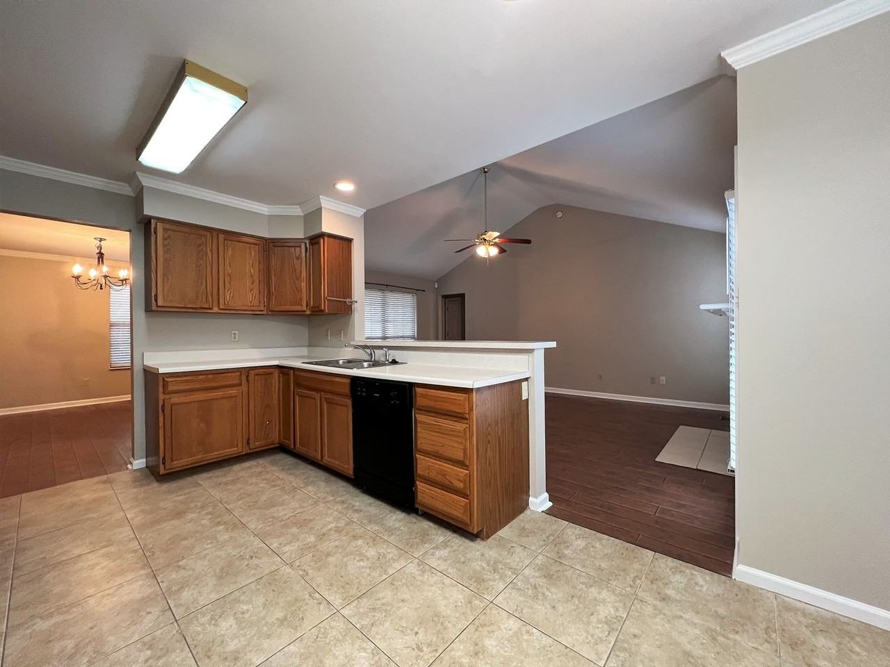 10025 Highgate Cir - Photo 5 of 21