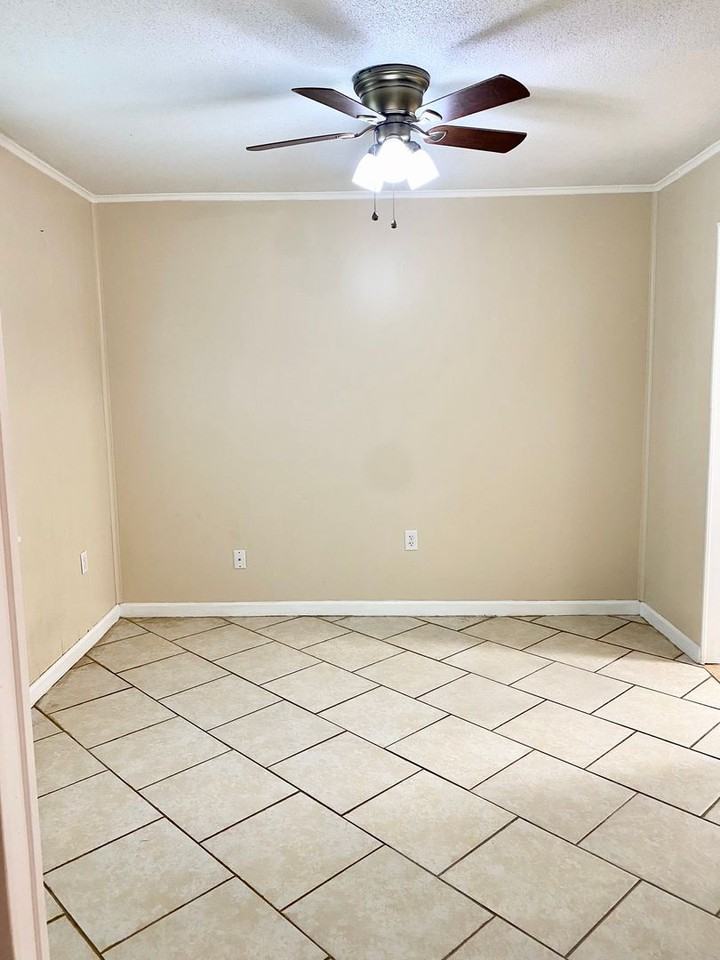 1315 Whitfield Park Dr - Photo 4 of 17