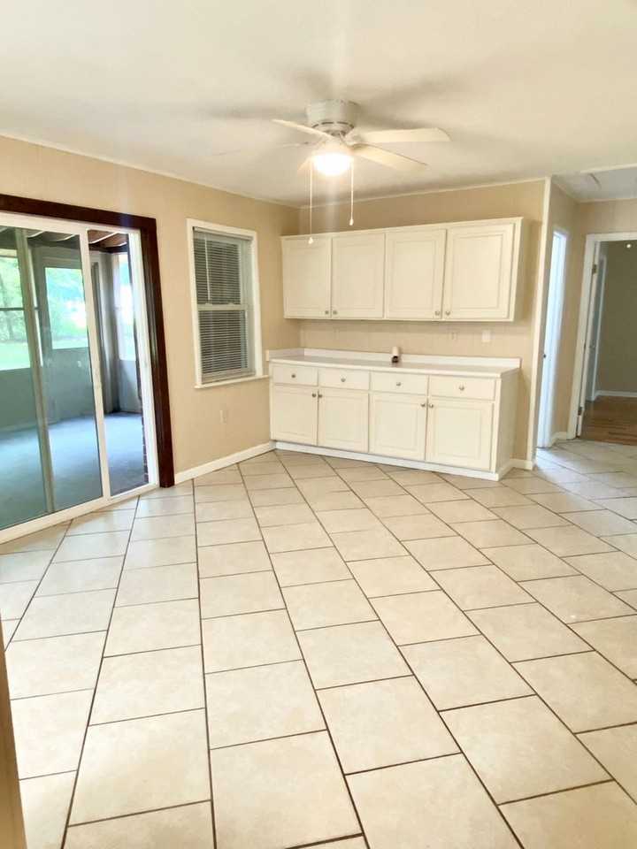 1315 Whitfield Park Dr - Photo 5 of 17
