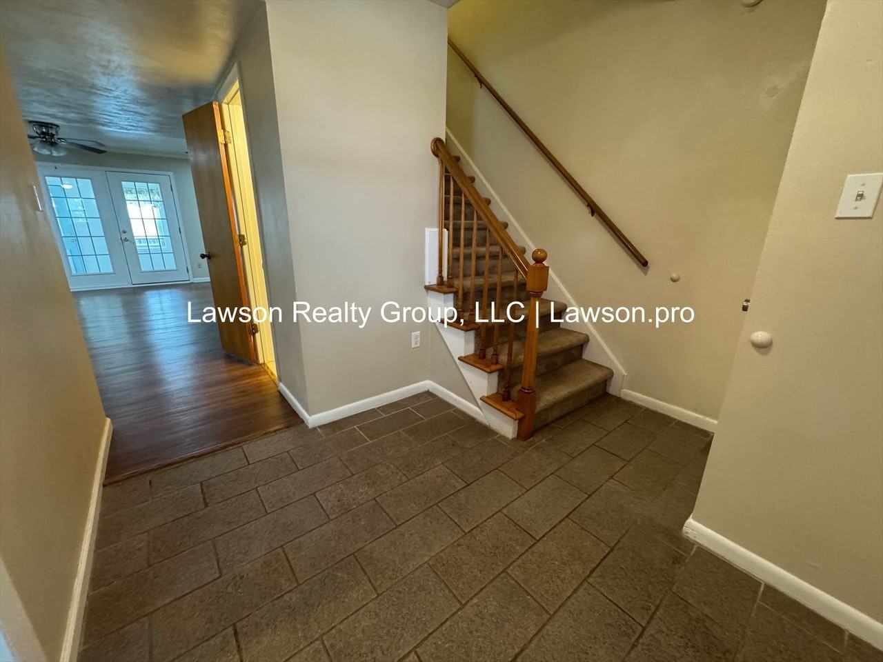 107 Oxford Sq - Photo 2 of 23