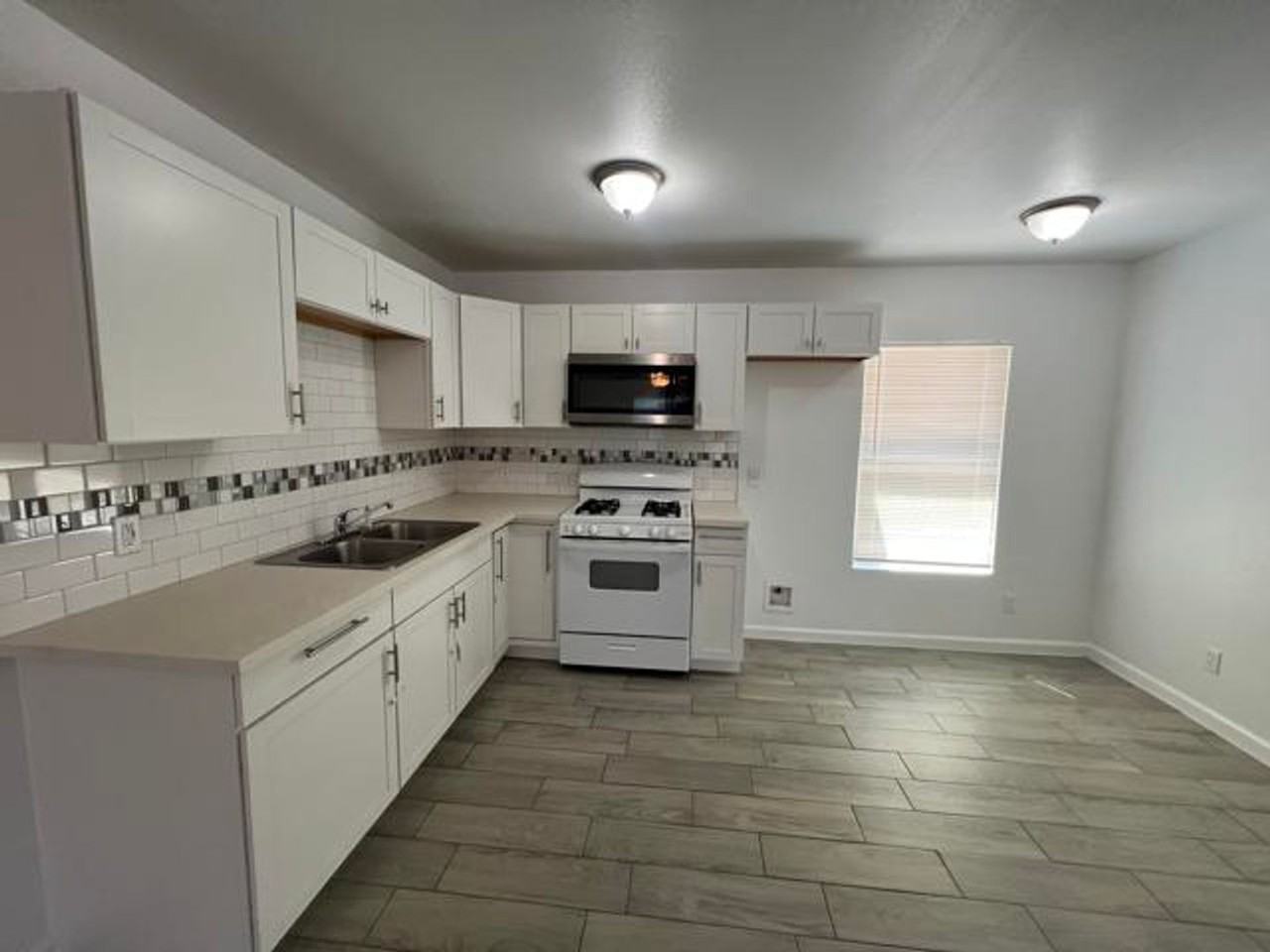 302 Kenmar Dr - Photo 3 of 9