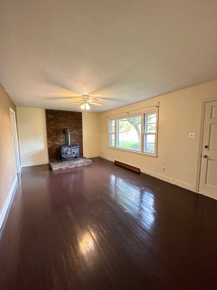 511 Mattress Factory Rd - Photo 2 of 10