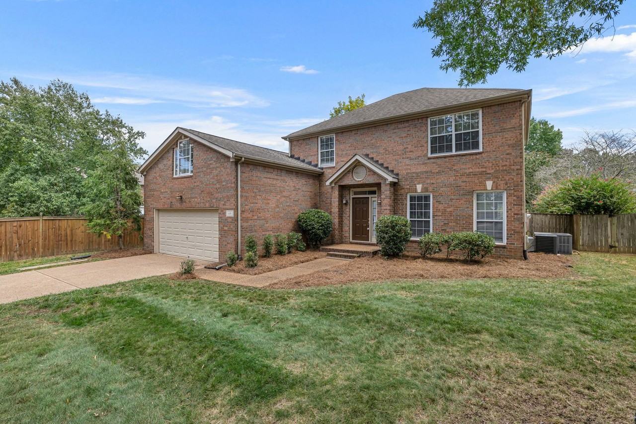 128 Clarendon Cir - Photo 4 of 50