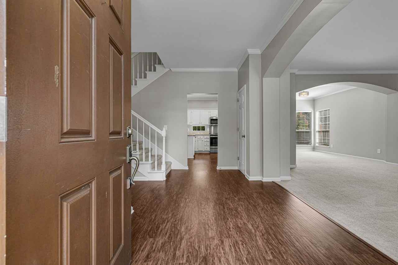 128 Clarendon Cir - Photo 5 of 50
