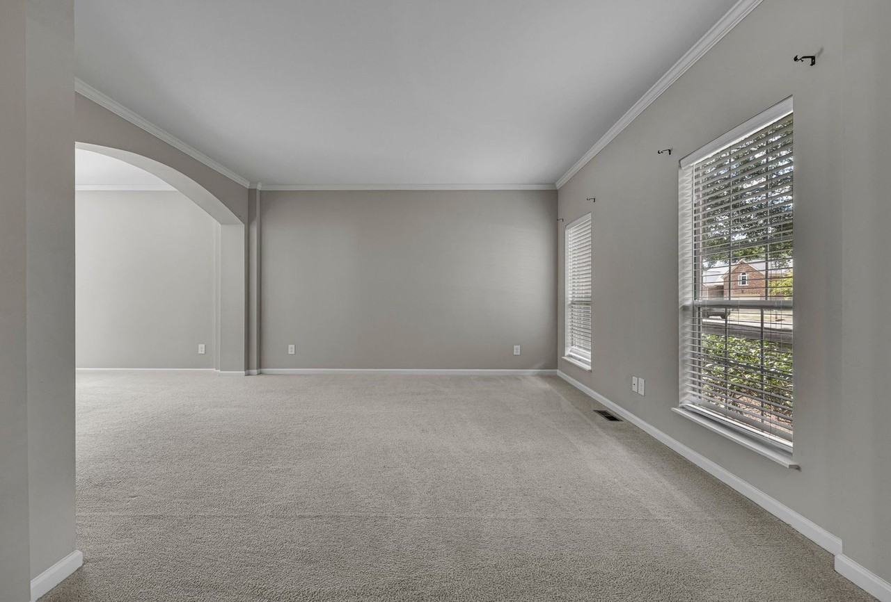 128 Clarendon Cir - Photo 7 of 50