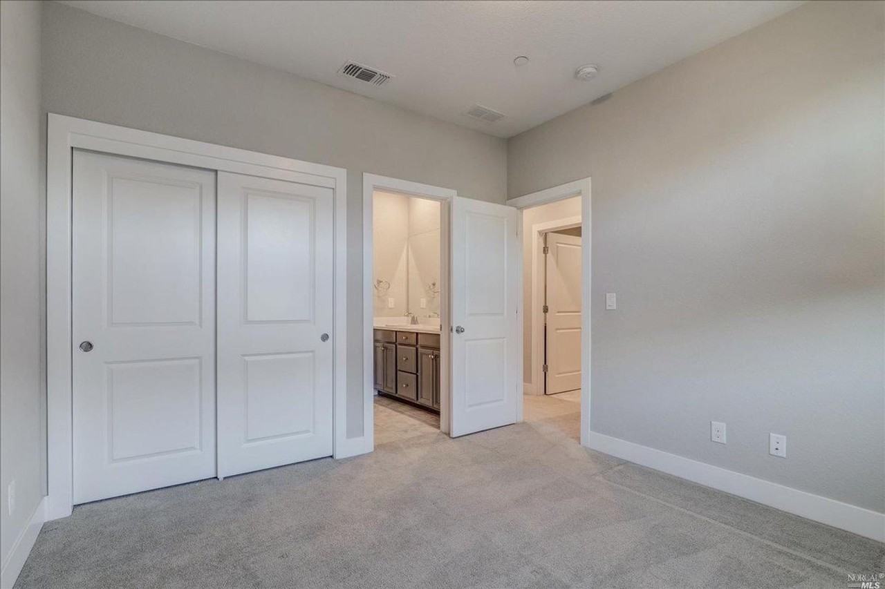 579 Honeysuckle Dr - Photo 4 of 18