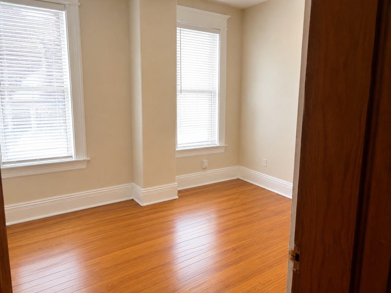 2063 Sherwood Ave - Photo 7 of 23