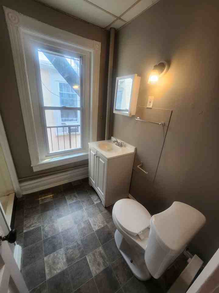 448 W Turner St - Photo 4 of 16