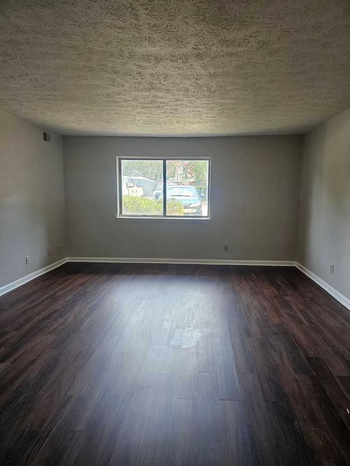 1402 Old Manor Rd - Photo 3 of 16