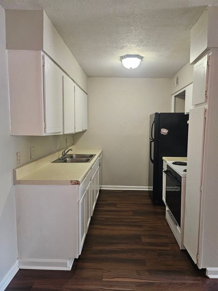 1402 Old Manor Rd - Photo 5 of 16