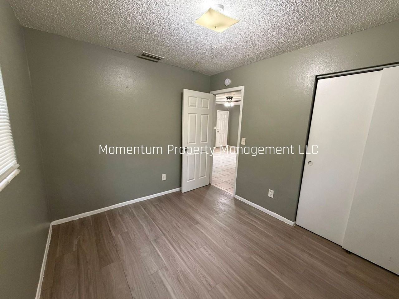 10401 N 11th St - Photo 4 of 8