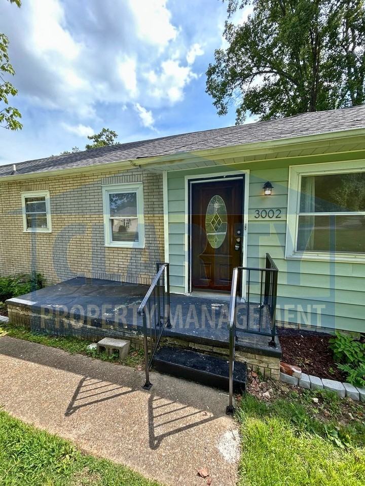 3002 Saint Paul St - Photo 4 of 30