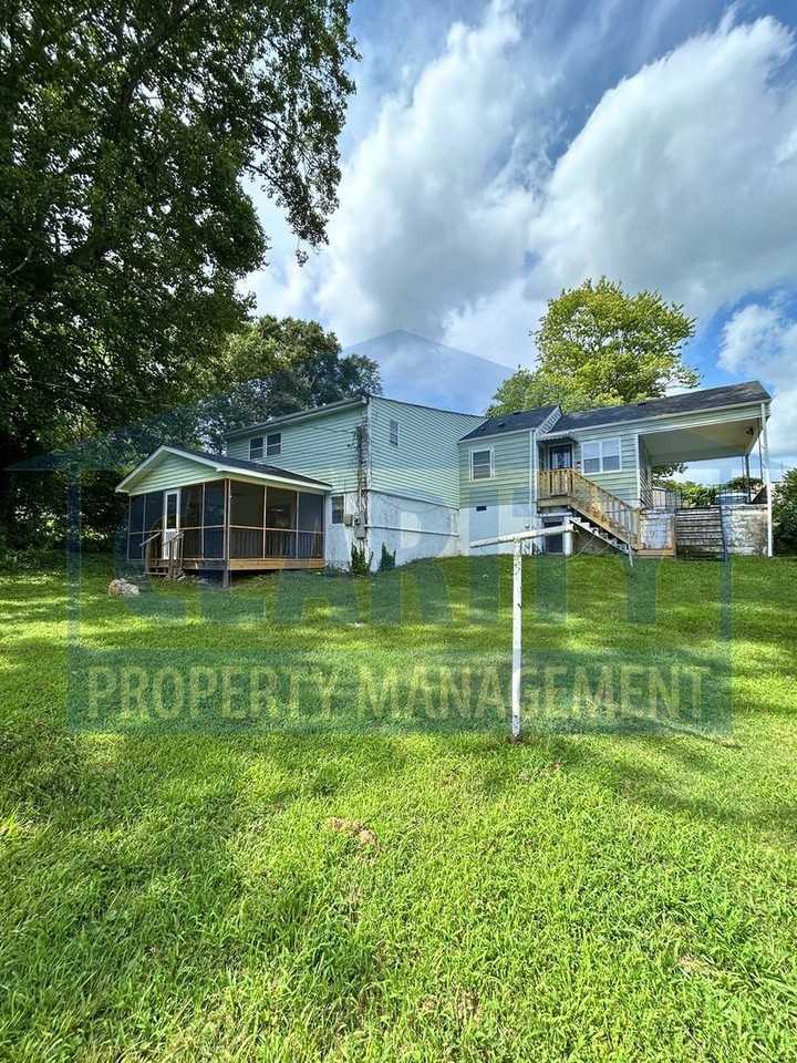 3002 Saint Paul St - Photo 6 of 30