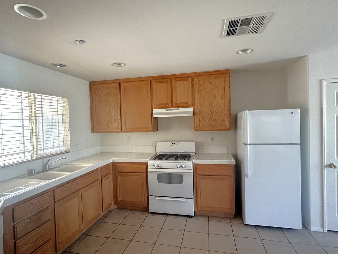 6278 Beth Page Dr - Photo 4 of 36