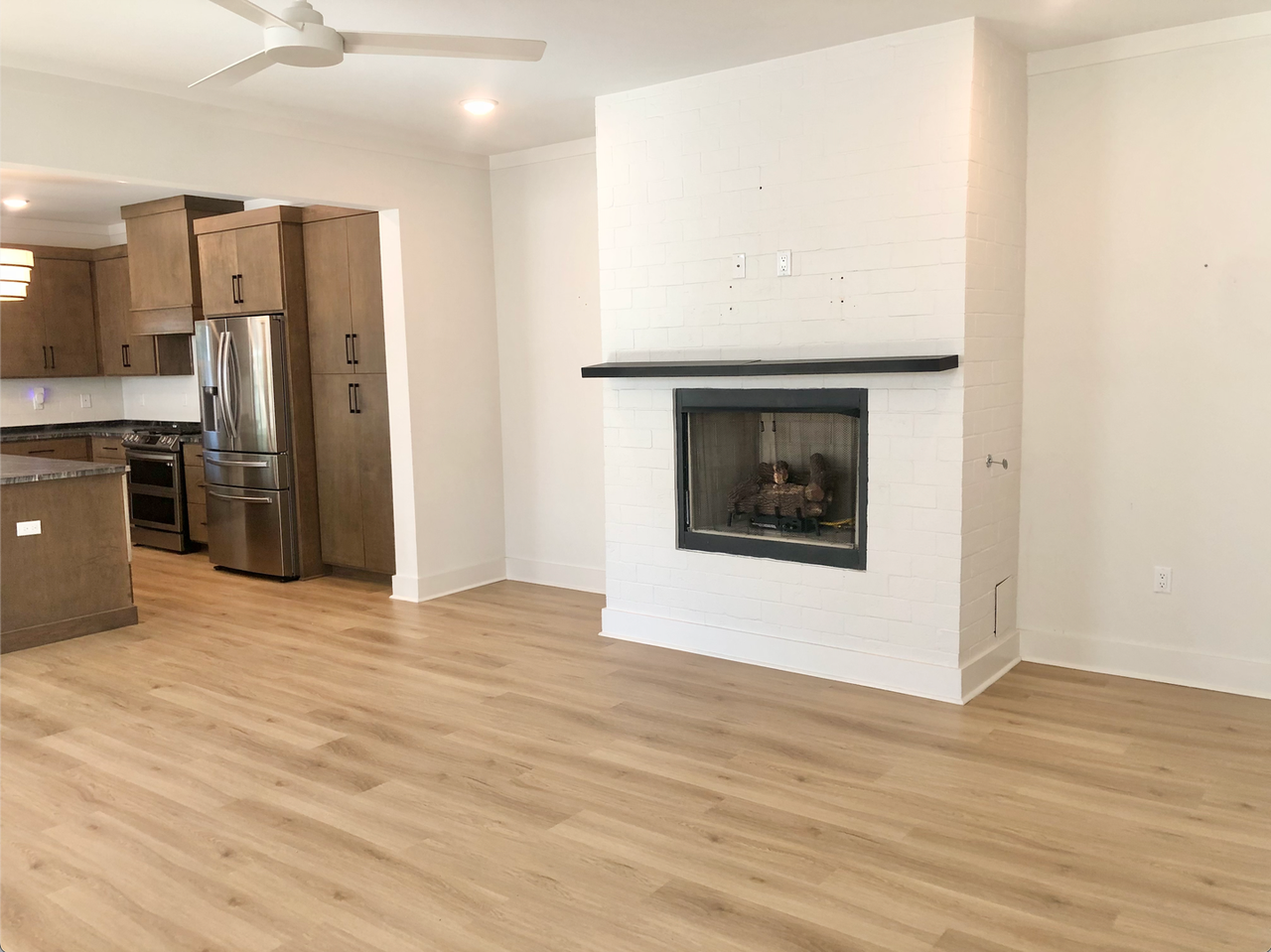 1215 E Lloyd St - Photo 3 of 13