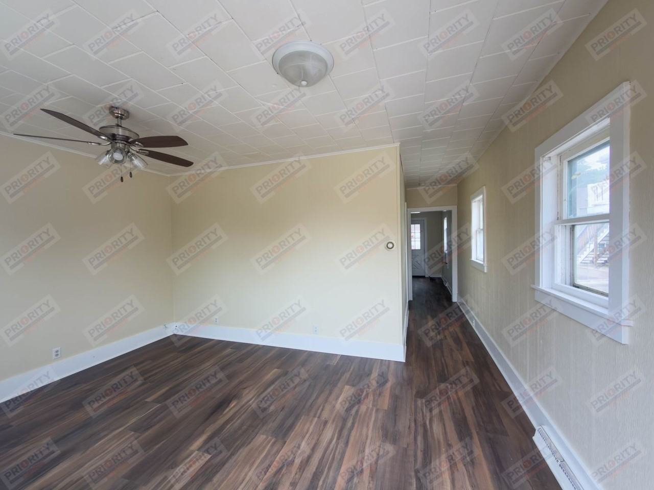 702 S Gillette Ave - Photo 5 of 11