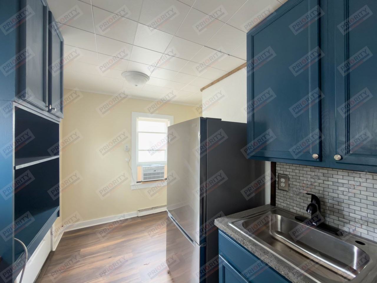 702 S Gillette Ave - Photo 6 of 11