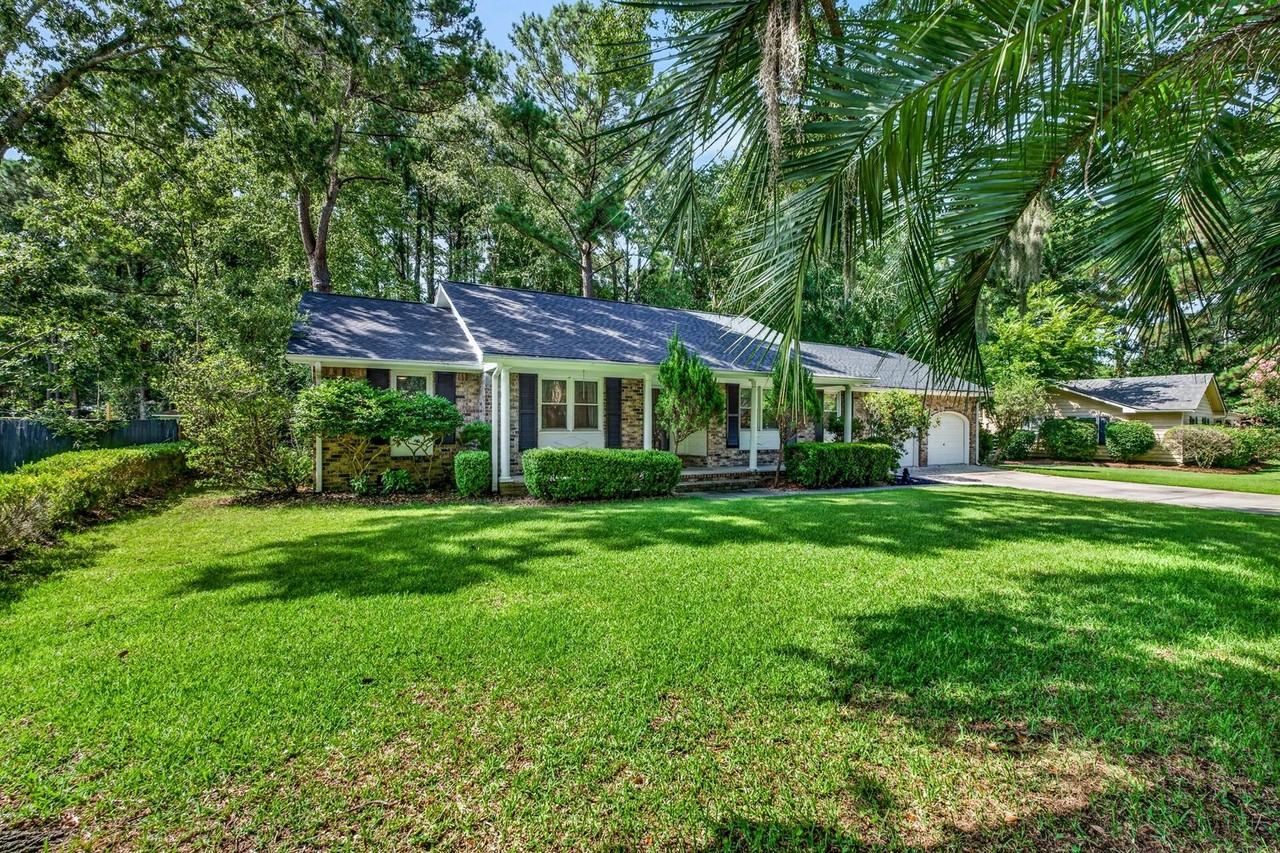 1037 Law Ln - Photo 4 of 33