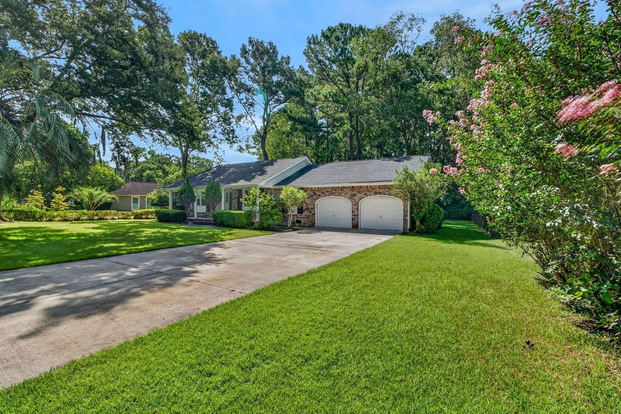 1037 Law Ln - Photo 6 of 33