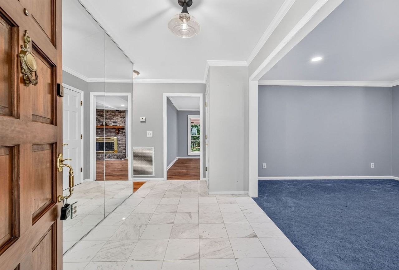 1037 Law Ln - Photo 7 of 33