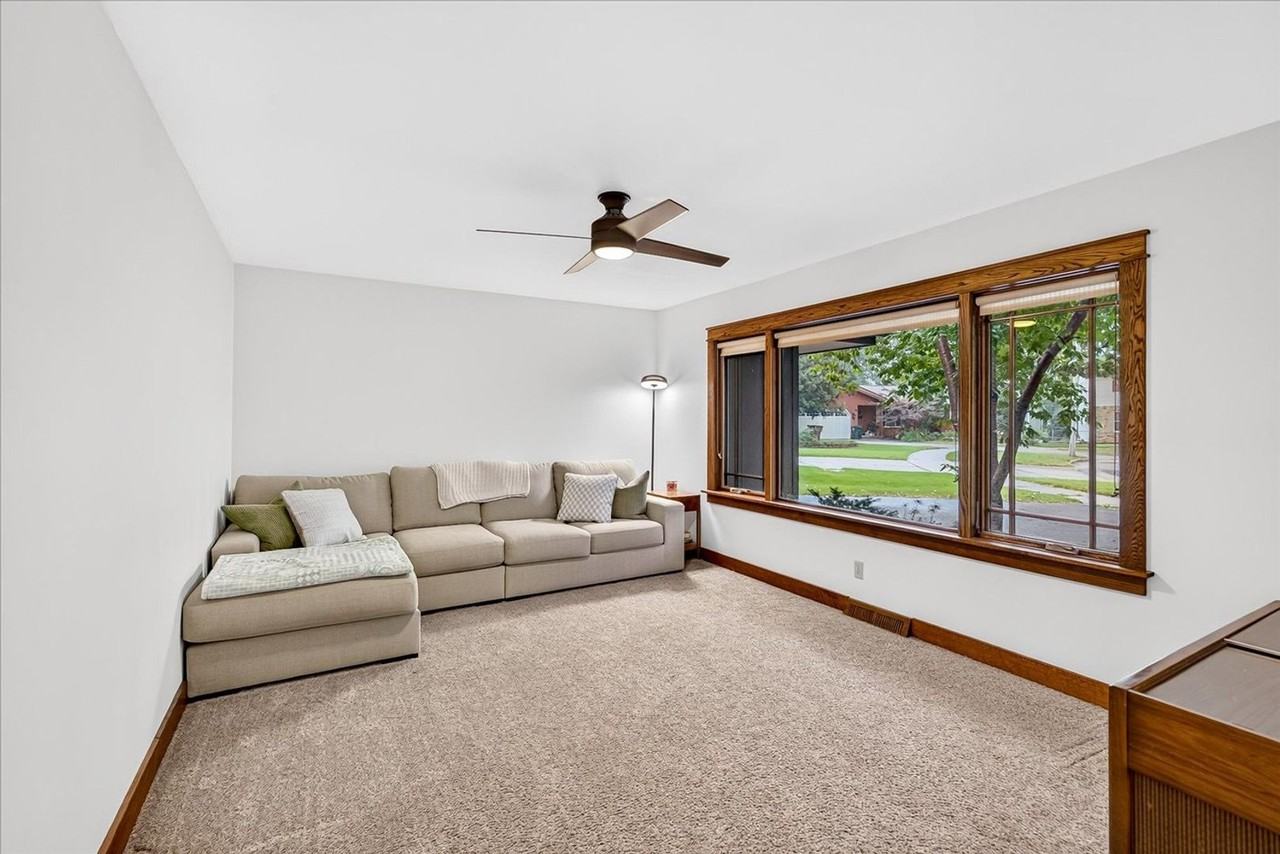 18 Cathy Ct - Photo 6 of 50