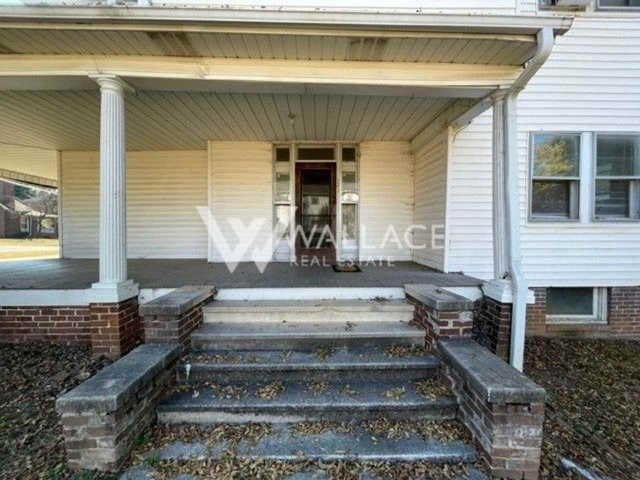 121 Stanley Ave - Photo 2 of 9