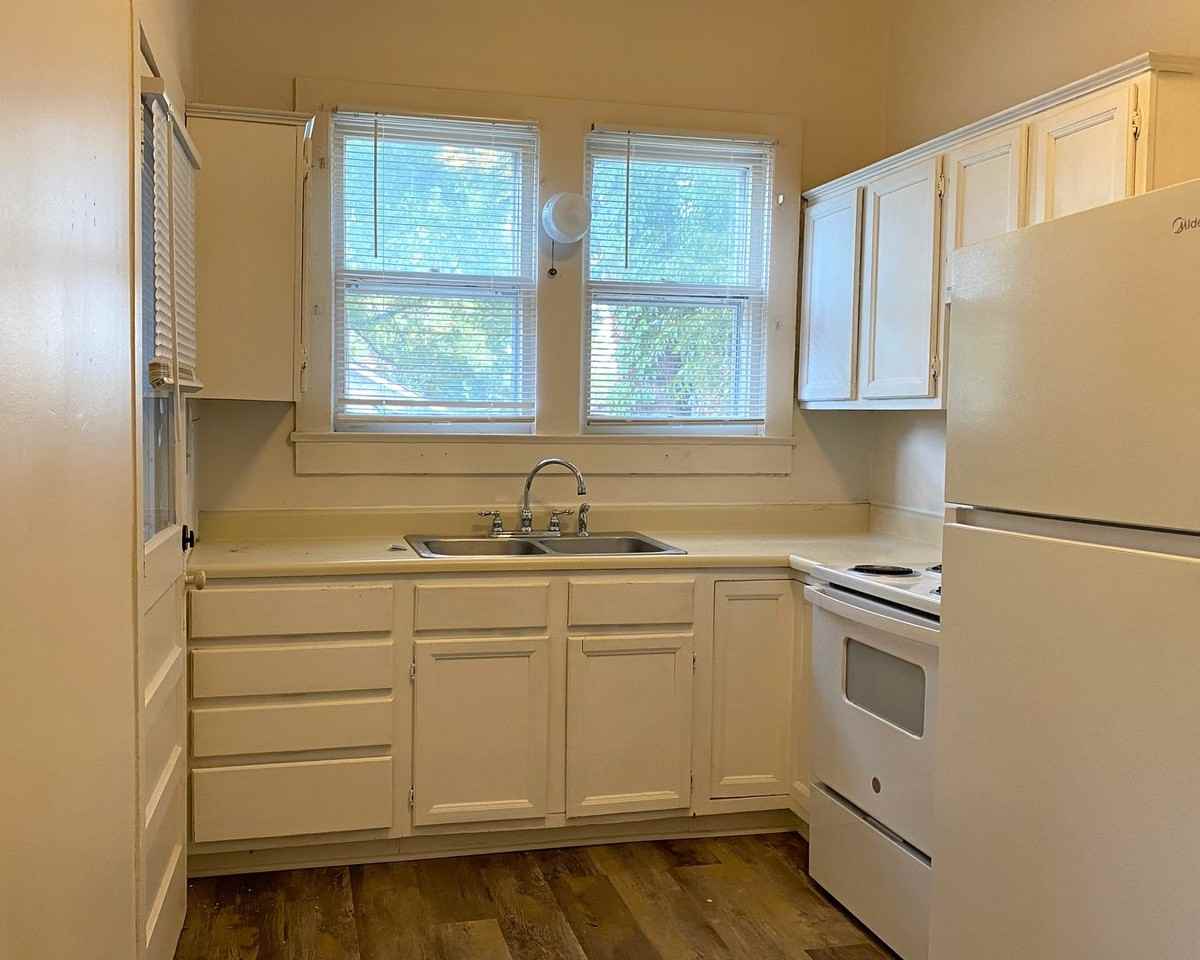 121 Stanley Ave - Photo 7 of 9