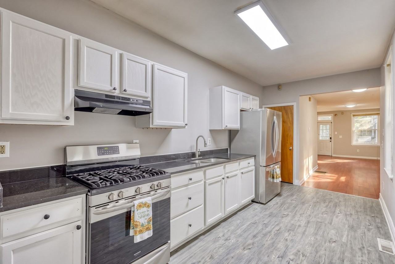 515 Seneca St - Photo 2 of 29