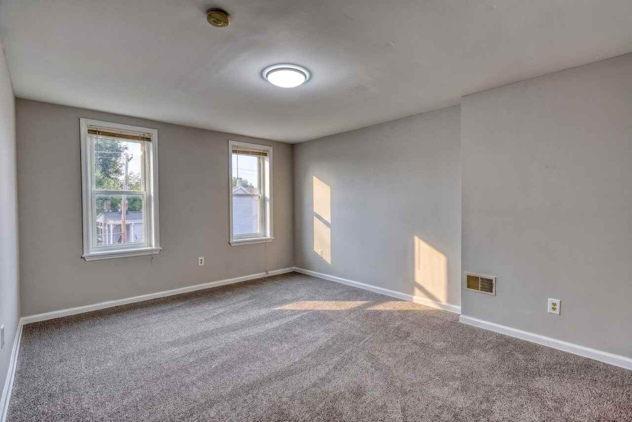 515 Seneca St - Photo 4 of 29