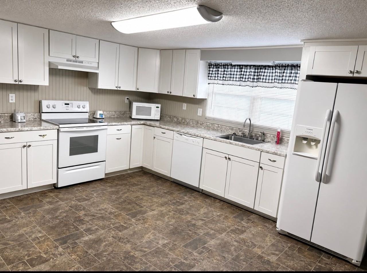 1062 Wesley Ave N - Photo 6 of 21