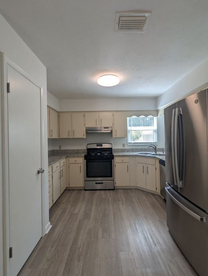 8438 Nw 39th Cir - Photo 6 of 35