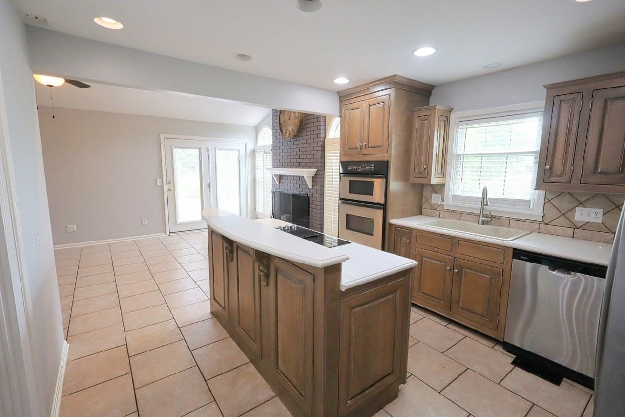 8231 Lake Terrace Dr - Photo 7 of 32