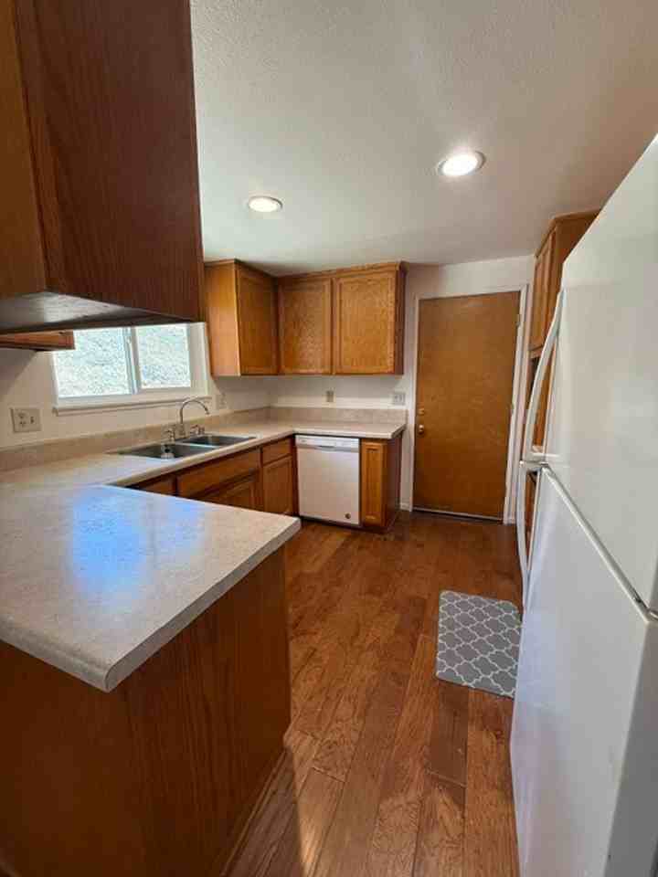 3733 Cullen Ct - Photo 3 of 10