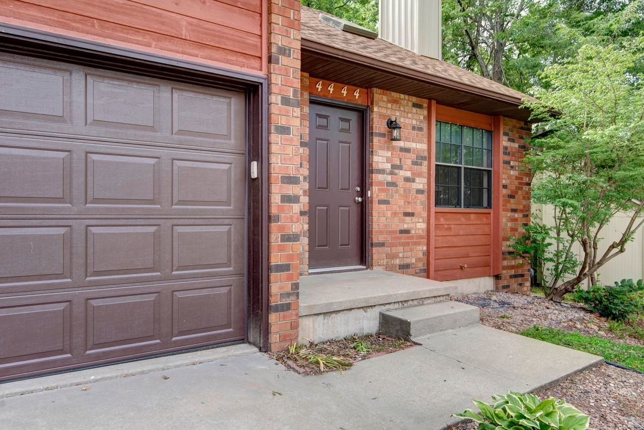 4444 S Robberson Ave - Photo 2 of 20