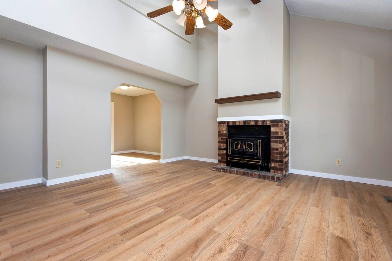 4444 S Robberson Ave - Photo 3 of 20