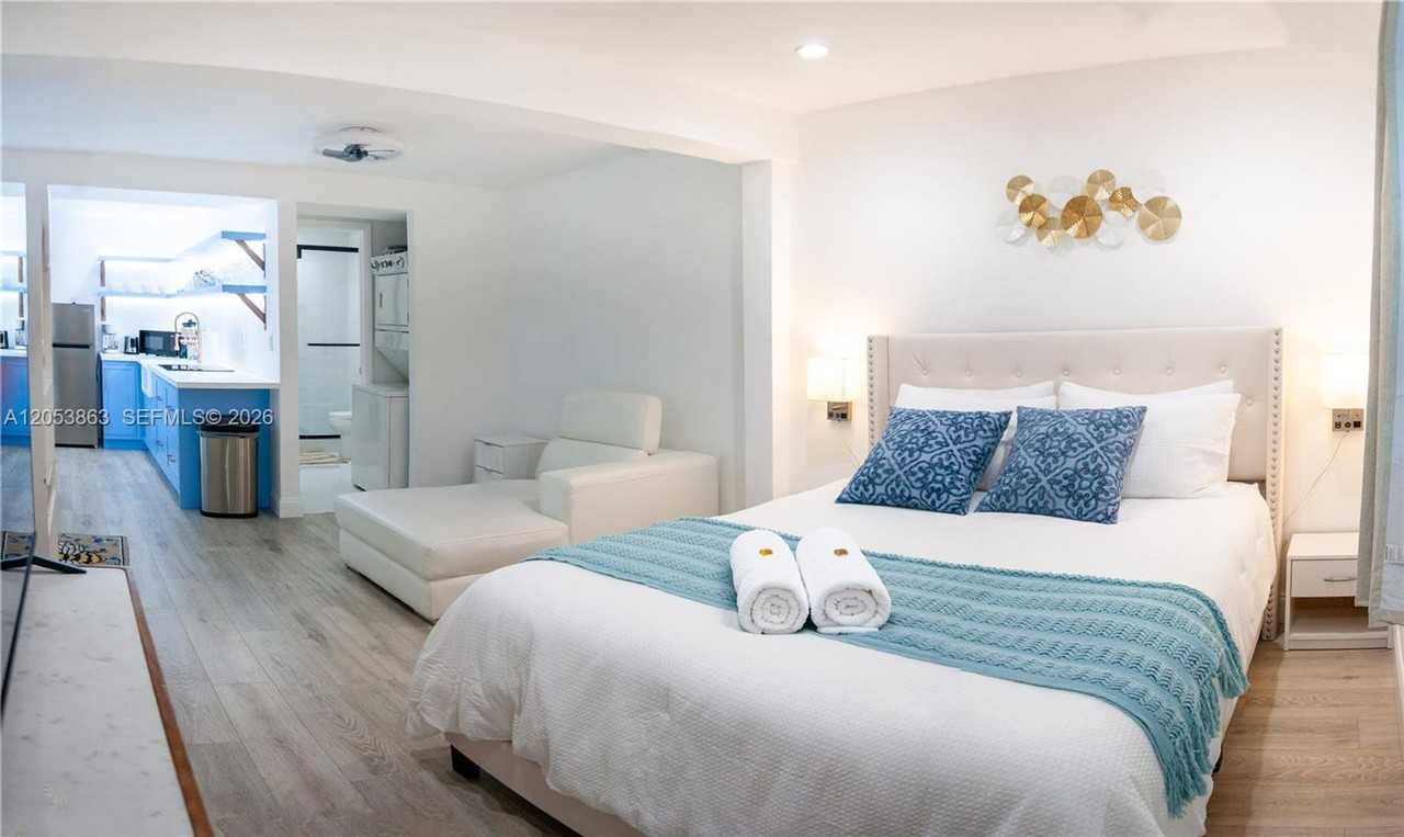 277 Ne 55th St - Photo 5 of 12
