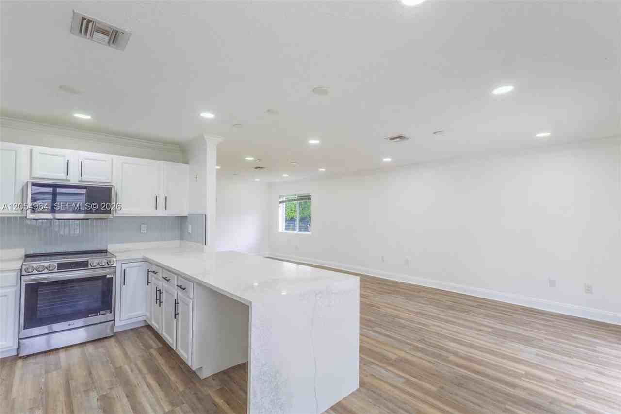 30 Nw 159th St - Photo 3 of 17