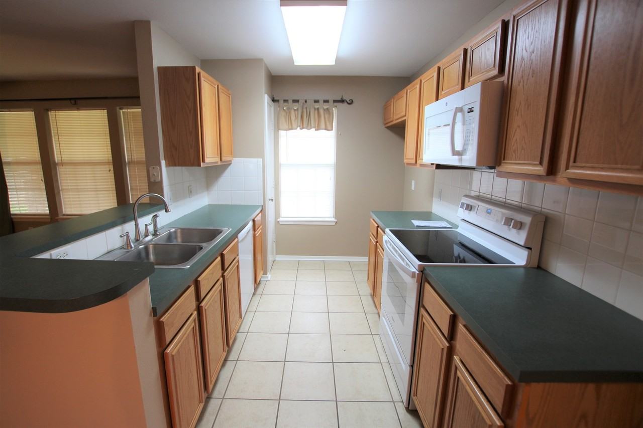 447 Redbud Cir - Photo 3 of 24