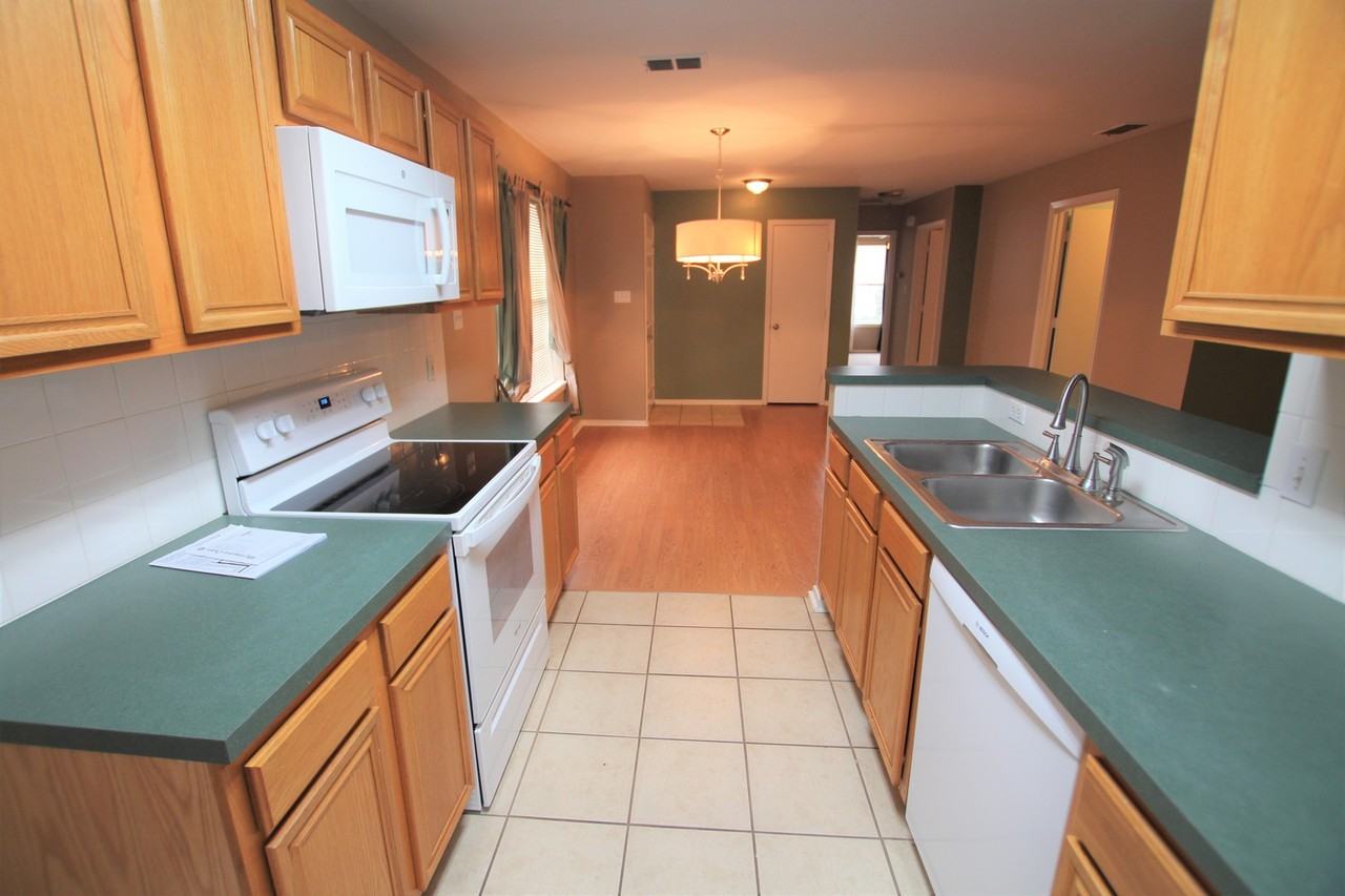 447 Redbud Cir - Photo 4 of 24