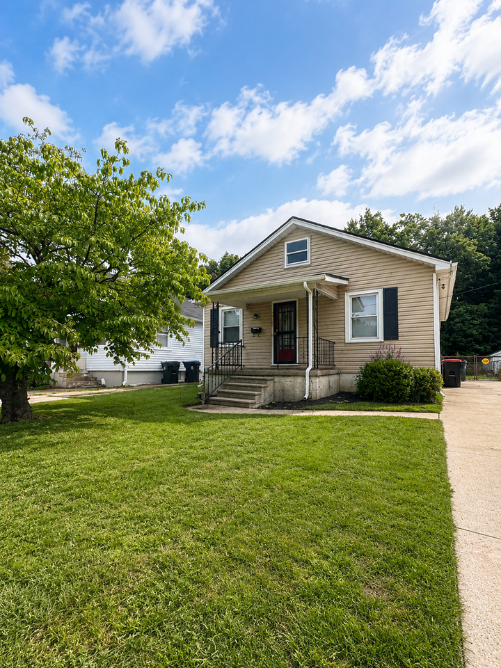 3028 University Rd