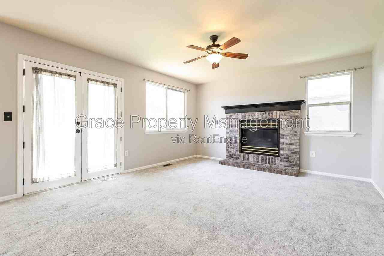 1144 E 12th Ct - Photo 4 of 31