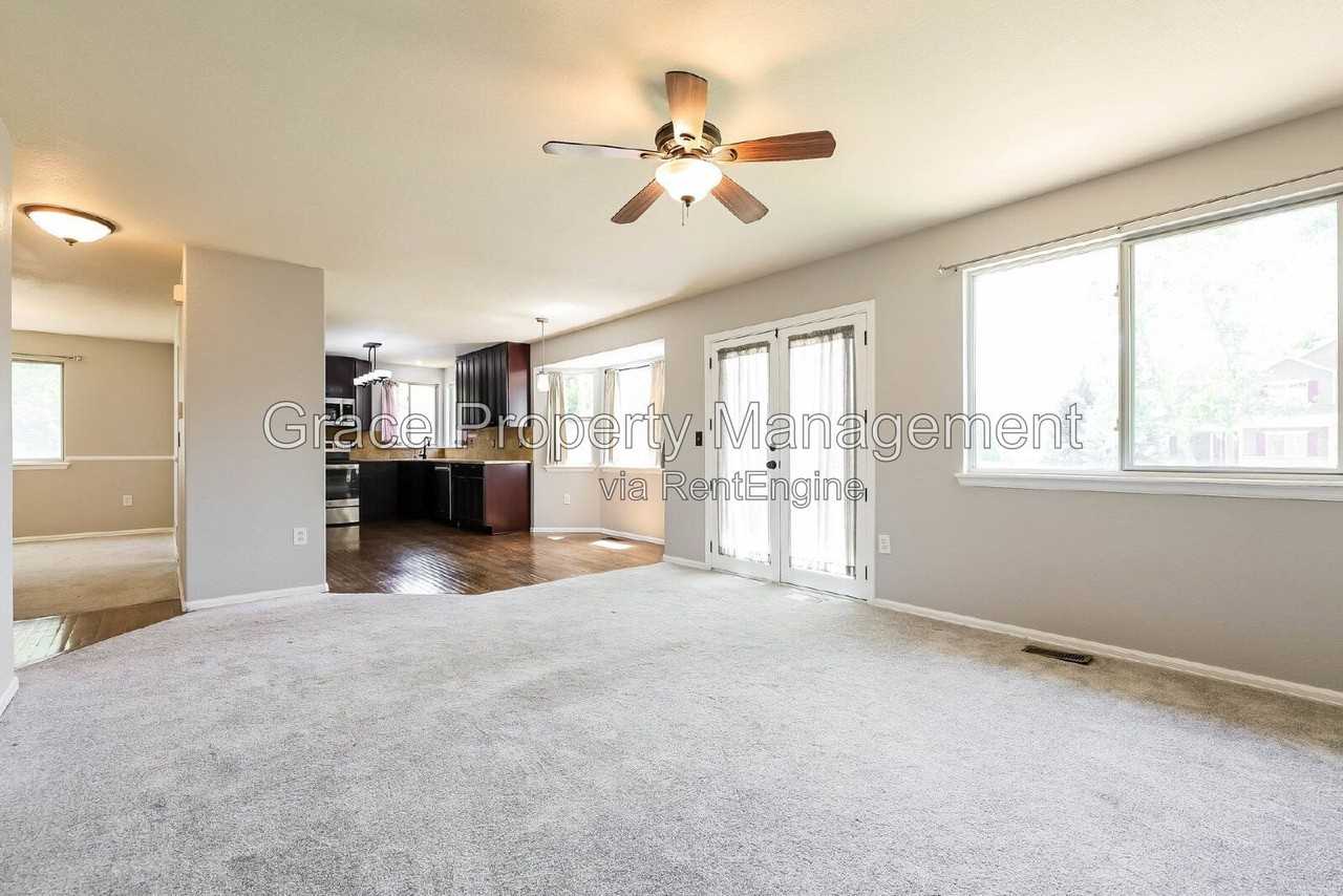 1144 E 12th Ct - Photo 5 of 31