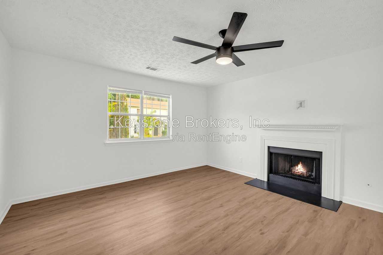 1645 Cobbs Creek Ln - Photo 3 of 10